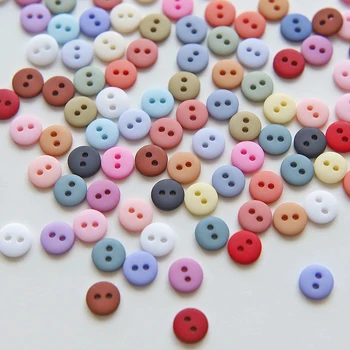 100 adet Mini Düğmeler 7.5 mm İğne Reçine Plastik 2 Delik Düğmesi Karikatür Bebek Giysileri Ayakkabı Scrapbooking Dikiş Konfeksiyon