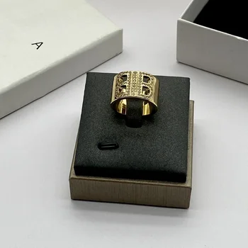 Donıa Takı Avrupa ve Amerikan Moda Yeni Titanyum Çelik Mikro Kakma AAA Zirkon Mektubu Yüzük Lüks Aksesuarları.