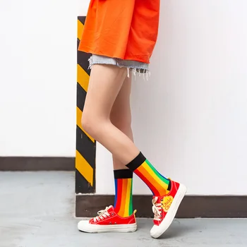 Kişiselleştirilmiş Jakarlı Pamuk Çorap Unisex Dayanıklı Çorap Benzersiz Orta buzağı Uzunluğu Çift Gökkuşağı Şık Renkli